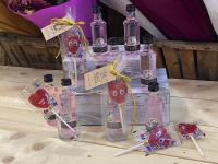 Lote de 10 miniaturas de Puerto de Indias Fresa con piruleta en chupitos de cristal - Regalos originales para invitados de boda, comuniones, bautizos y aniversarios - details 0
