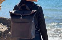 Mochila de Cuero Genuino Roll-Top Marrón Oscuro – IULIUS | Para portátil 15,6", resistente, elegante y versátil para viajes o trabajo - details 1