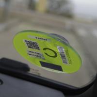 Soporte Pegatina Etiqueta Ambiental DGT Coche ECO Madrid Barcelona tráfico Dirección General de Tráfico diésel gasolina - details 2