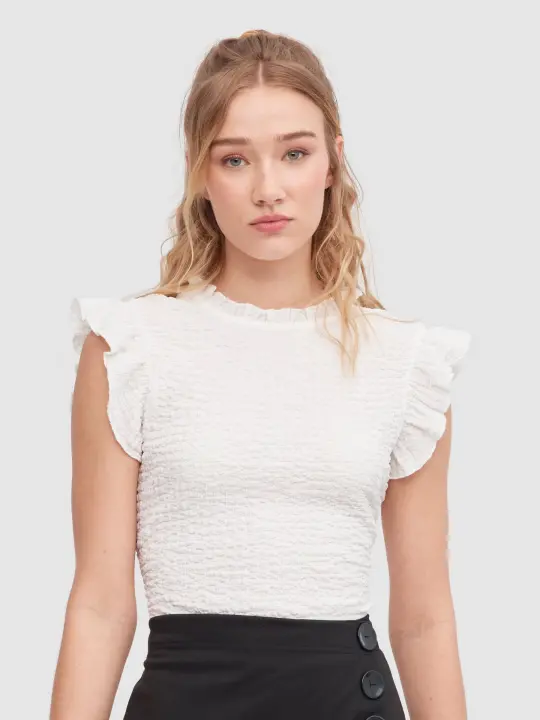 Añade un toque juguetón a tu look con este top de volantes con espalda cut out INSIDE - 1