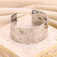 Pulsera Abierta Geométrica Vintage Para Mujer En Acero Inoxidable Color Oro Joven Y Elegante Joyería Clásica Regalo Ideal - details 5