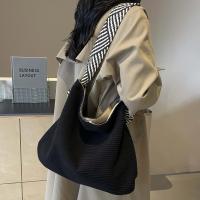 Bolso De Hombro Ancho Suave De Velvet Para Mujer Estilo Casual De Moda Bolsa De Corduroy Con Cierre De Cremallera Y Decoración De Lentejuelas - details 1