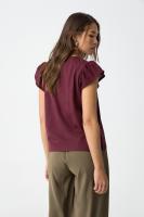 Camiseta graciosa en burdeos. La Camiseta Graciosa Granate de Tiffosi es una prenda que combina elegancia y frescura - details 3