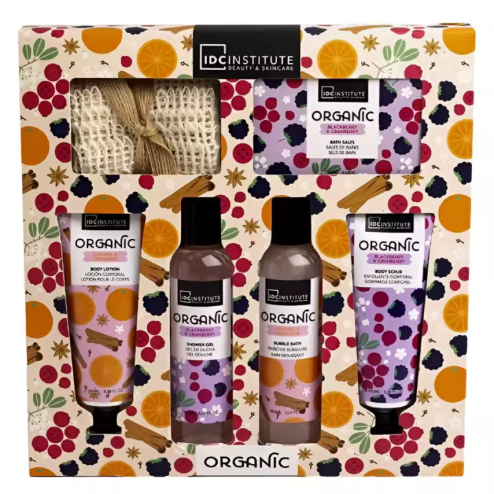 Set Organic IDC Institute – Cesta Grande Navideña de 6 Piezas: Gel de Ducha, Baño de Burbujas, Loción, Exfoliante, Esponja Sisal y Sales con Aromas Irresistibles de Naranja, Canela, Mora y Arándano - 1