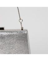 Bolso estilo clutch color plata rígido con asa corta perfecto para bodas fiestas eventos - details 3