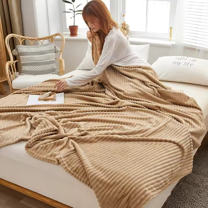 Flannel Coral Fleece Blanket, A Variety of Sizes and Colors, Soft and Warm to the Touch, Reduce Stress, Improve Sleep Effect (Khaki, 150cm × 200cm) - 1