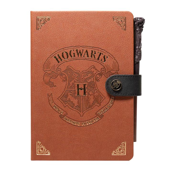 Harry Potter premium A5 notebook with wand pen, featuring a durable PU cover with embossed golden details, rounded corners, 120 sheets of 80 g/m2 paper, and a magnetic clasp closure. Ideal for fan merchandise and note-taking.