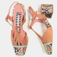 SARAH VERDEL_ ZAPATO DE TACON MEDIO EN PIEL NAPA CAMEL O CUERO, TUQUESA Y PIEL ESTAMPADA REPTIL. CON HEBILLA. - details 0