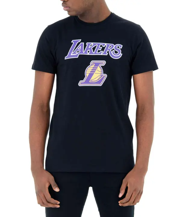 NOS NBA REGULAR TEE LOSLAK BLKTRP: Camiseta NBA Regular Los Angeles Lakers, en negro. Un básico ideal para los seguidores del equipo, con un toque deportivo y elegante que te mantendrá cómodo y con estilo. ✅ Entrega 24/72h a España (península). - 1