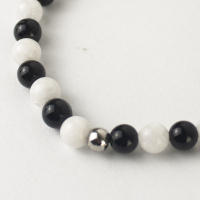AuraViva - Pulsera de Cuarzo Blanco y Ónix Negro – Equilibrio y Protección (16-17 cm) - details 0
