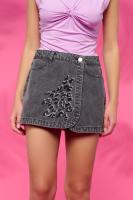 Gray Leo Skirt Minueto. La Gray Leo Skirt de Minueto es una falda pantalón denim de tiro medio con un diseño cruzado en el frontal. Destaca por su bordado de animal print en la parte delantera - details 4