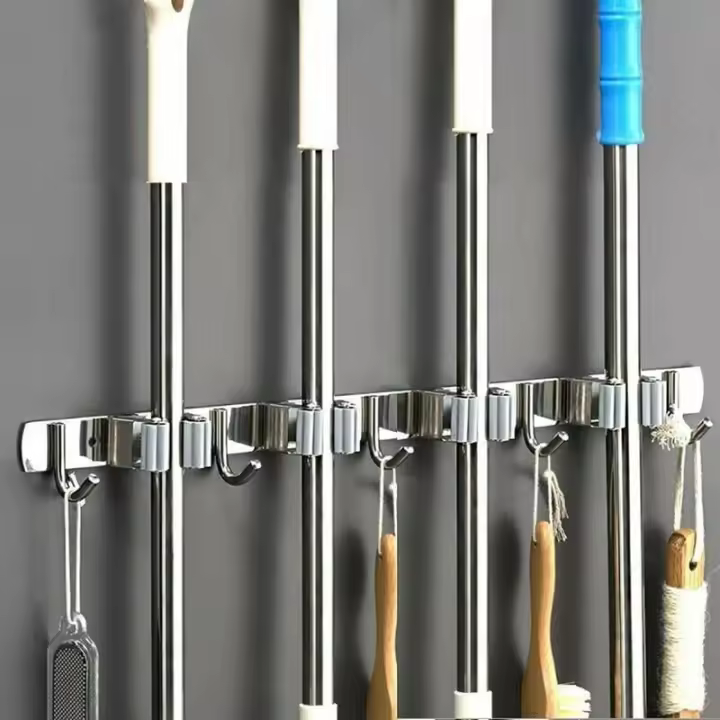 Escoba de pared de acero inoxidable con 4 ranuras y 5 ganchos, ideal para cocina, baño, garaje y jardín, color gris. - 1
