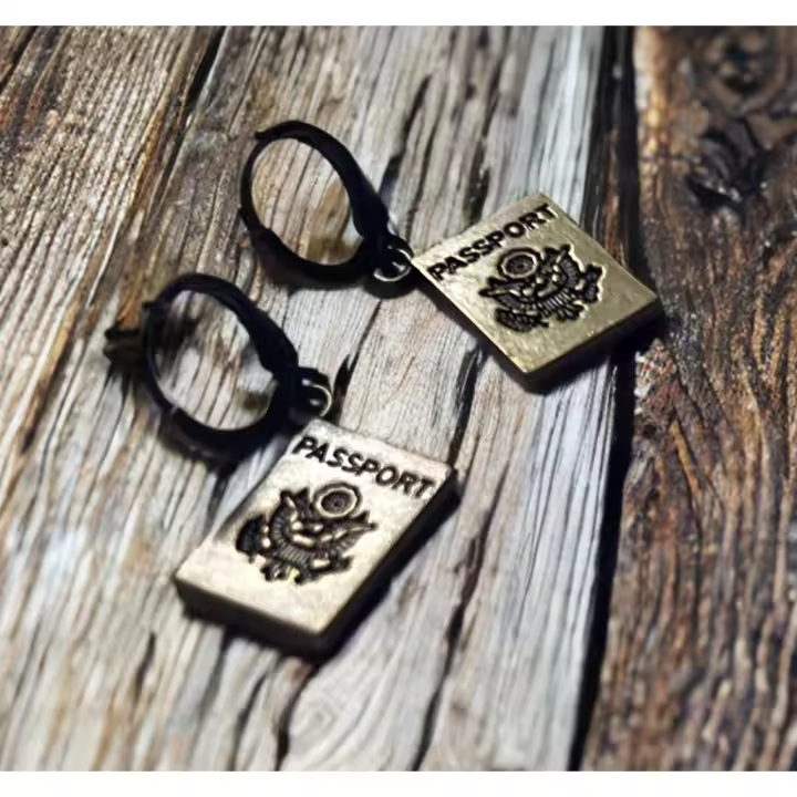 Pendientes para viajero, NEW PASSPORT, pendientes de viaje, Aros, pasaporte, joyas viajeras, regalo viajero, libre, mochilero, pendientes de aro, arete. - 1