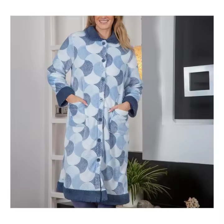 Muslher. Bata Mujer Estampado Geométrico de Muslher. 248609. Bata de mujer larga con tejido estampado en color azul, abierta con botones y con bolsillos delanteros. - 1