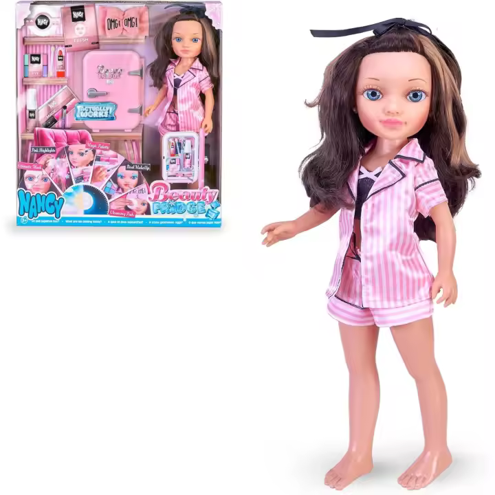 Nancy - Beauty Fridge, Muñeca Preparada para una Rutina de Belleza, Accesorios de Maquillaje con Nevera, Enfría de Verdad con una Placa de Hielo, +3 años (Famosa NAC74000) - 1