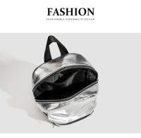 Mochila pequeña de textura plateada para mujer, nueva mochila de estudiante coreana de verano 2024, mochila portátil de estilo moderno y popular. - details 1