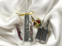 Lote de 10/15 Sacacorchos y Bolígrafo de Antonio Miró en Bolsa de Regalo - Regalos para Invitados de Boda, Comuniones, Bautizos, Aniversarios - details 3