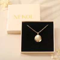 Encanto Collar con colgante geométrico de moda para mujer, con letras doradas y mariposa. - details 6