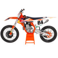 MAISTO - Moto Supercross KTM SX450 2018 escala 1:6 con dorsal de Jeff Herlings, réplica oficial, metal die-cast, incluye soporte de exposición desmontable, ruedas móviles y manillar funcional, ideal para coleccionar o jugar - details 2