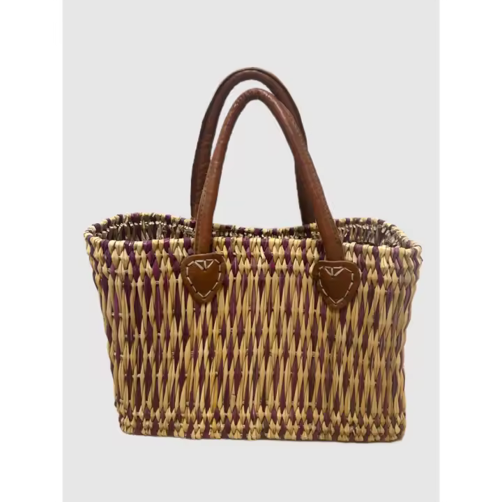 Cesta en Formato de Bolso de Mimbre con Detalles Lila – 30 cm de Ancho x 20 cm de Alto - 1