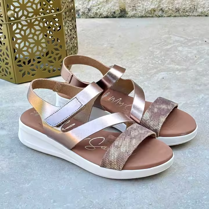 Shoes Sandalias Planas marca Oh! My Sandals para mujer en color metalizado - 1