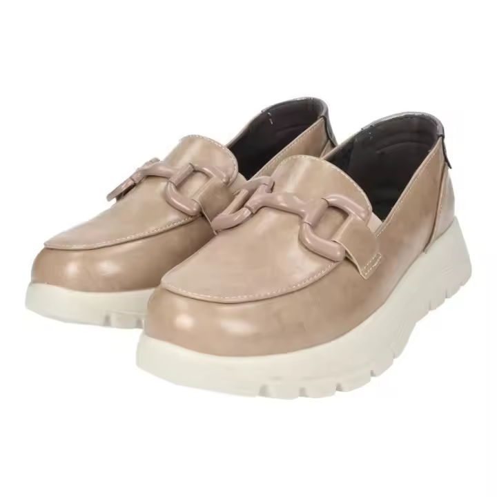 Zapatos Mocasín marca MYSOFT para mujer en color taupe. Mocasines casuales para mujer en color taupe, sin cierres, con detalle de cadena al frente para decorar, zapatos cómodos para combinar con casi todo - 1