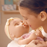 Be Loved Babies Gaby, Muñeca Bebé Realista, Tiene una Textura de Piel Suave e Incluye un Chupete y un Biberón, Juguete Regalo para Niñas y Niños de 18+ Meses - details 3