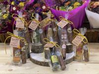 Lote de 10 miniaturas de bebida de 5 cl con chocolate en bolsa de regalo con lazo - Regalos originales para invitados de boda, aniversarios, comuniones, bautizos, cumpleaños, despedidas de soltero/soltera - details 4