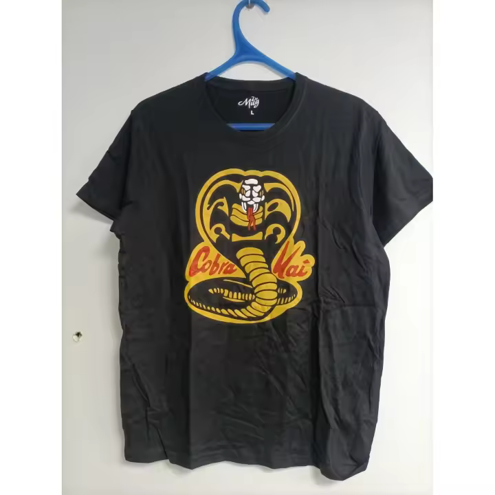 Camiseta Cobra Kai Logo Serigrafía 3 Colores | Karate Vintage Serie Retro | Alta Calidad | Camiseta de manga corta | Unisex Adulto | Estilo ochentero | DrMug - 1
