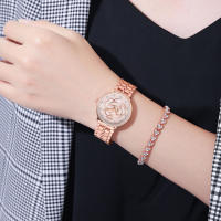 Reloj De Cuarzo Para Mujer Estilo Casual Y Moda Con Correa De Acero Y Flor Dorada Inlazada Con Diamantes Reloj De Pulsera De Lujo - details 1