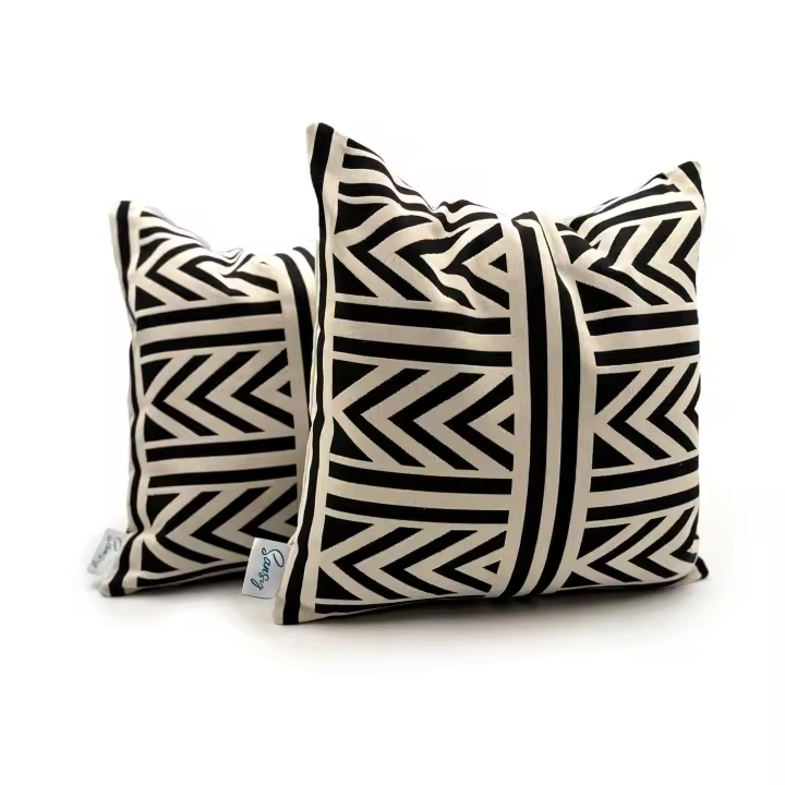 Sansy - Pack de dos fundas de cojín Yala en color Negro de 40x40 cm con un diseño étnico en tejido JACQUARD. Su composición es algodón y poliéster y es un producto fabricado en España - 1