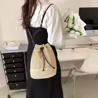 Bolsa de paja para mujer, bolsa de playa tejida de verano con cordón de cordón, bolso de mano para vacaciones - details 0
