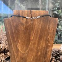 Collar Luna Invertida Étnica en Plata Antigua - Colgante Hombre Mujer Cuerno con Cordón Encerado de Cuero Negro y pinza de Langosta - details 1