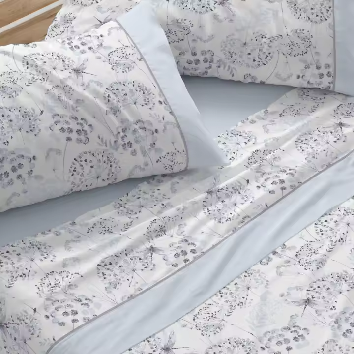 Juego sábanas Diseño 037. BURRITO BLANCO. Incluye sábana encimera, bajera y 1/2 fundas de almohadas. Estampado de flores y libélulas acuareladas. Disponible en color cielo, nude y menta. 50% Algodón - 50% Poliéster. Tamaños 90, 105, 135 y 150-160cm - 1