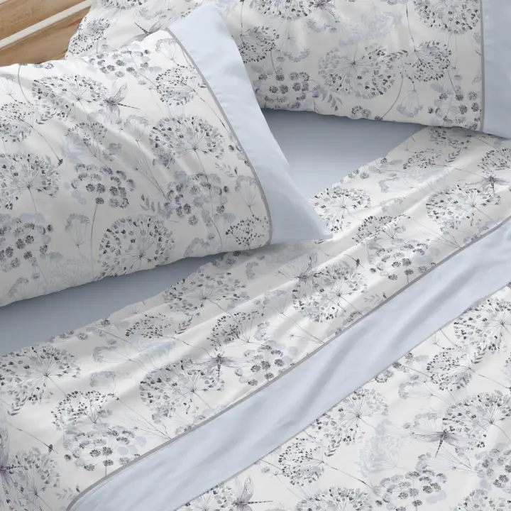 Juego sábanas Diseño 037. BURRITO BLANCO. Incluye sábana encimera, bajera y 1/2 fundas de almohadas. Estampado de flores y libélulas acuareladas. Disponible en color cielo, nude y menta. 50% Algodón - 50% Poliéster. Tamaños 90, 105, 135 y 150-160cm - 1