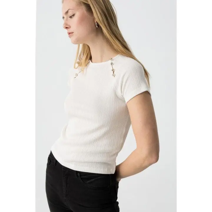 Marcas Mujer Ropa Tiffosi Tiffosi mujer Camisetas y tops REBAJAS Y OUTLET REBAJAS Y OUTLET MUJER OUTLET Camisetas, tops, blusas  Camiseta con textura- Tiffosi- Reggy blanca - 1