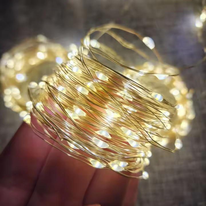 Cadena De Luces De 5M Con 50 LED En Color Blanco Cálido Para Decoración Con Cable De Cobre Autocontenido No Impermeable - 1