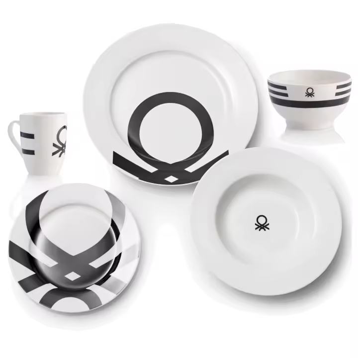 Set 26 piezas vajilla con logo en negro, en loza: vajilla 18 piezas (6 servicios (plato llano, plato hondo y plato de postre), 4 boles de desayuno, y - 1