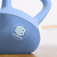 ManiBoom Pesas Rusas PVC SUAVE 2 kilos 3kg 4kg 5kg 6kg 8kg 10kg 12kg - Pesa Rusa Kettlebell Relleno de Arena de Hierro INSONORIZADO con Agarre Grueso ANTIDESLIZANTE - Protege el Suelo - details 3