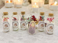 Lote de 10 marcasitios de cristal con flores secas y preservadas - Regalos para invitados invitados de comunión - details 4