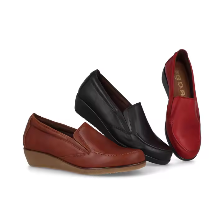 Mº250 - BDA ZAPATOS DE MUJER   COLORES : NEGRO , CUERO , BURDEOS  TALLAS: 35 AL 41  CORTE EXTERIOR: PIEL  FORRO INTERIOR: TEXTIL  PLANTILLA: PIEL  ALTURA TACÓN / CUÑA : 3,5 CM.  PISO : SINTÉTICO - 1