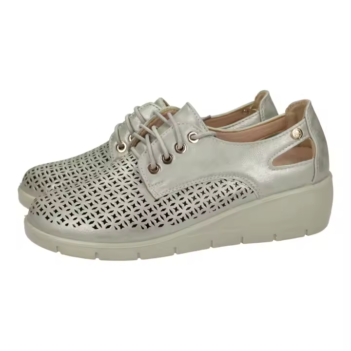Deportivos marca MYSOFT para mujer en color platino. Deportivas caladas para mujer, con un poco de cuña, cordones y plantilla extraible, ideales para la temporada primavera-verano - 1