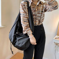 Bolso De Hombro De Nylon Grande Para Mujer Bolso De Viaje Ligero De Color Sólido Estilo Casual Bolso Cruzado Designer Bolso Hobo Monedero - details 8
