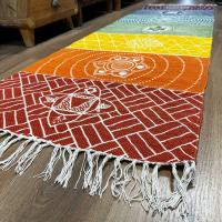 Preciosa alfombra para yoga 7 chakras. 100% algodón. Hecho a mano en la India. Es un producto perfecto para estudios de yoga o meditación. Medida: 60 x 200 cm. Raíz,  Sacro, del Plexo Solar, del Corazón, Garganta. Tercer Ojo, coronilla. awartisan - details 3