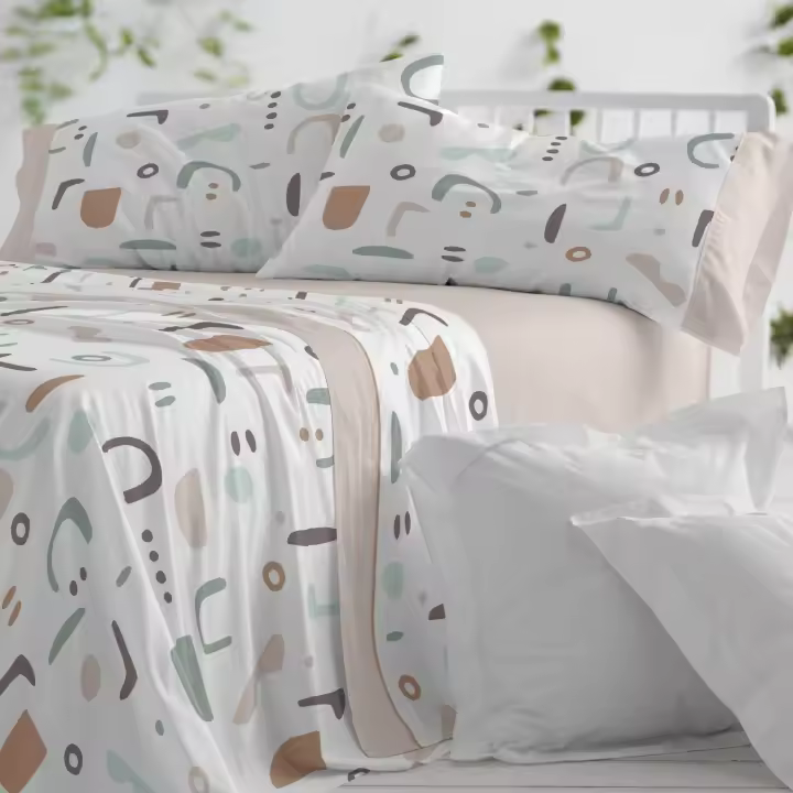 Juego Sábanas Diseño 537. BURRITO BLANCO. Incluye sábana encimera, bajera y 1/2 fundas de almohadas. Moderno estampado de estilo geométrico.Disponible en color  Arena. 50% Algodón - 50% Poliéster. Tamaños 90, 105, 135, 150, 150-160 y 180cm - 1