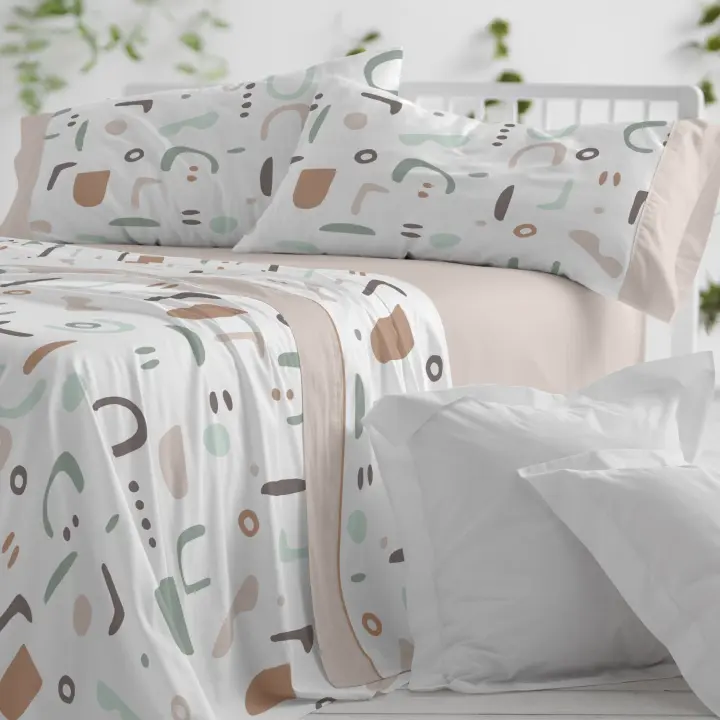 Juego Sábanas Diseño 537. BURRITO BLANCO. Incluye sábana encimera, bajera y 1/2 fundas de almohadas. Moderno estampado de estilo geométrico.Disponible en color  Arena. 50% Algodón - 50% Poliéster. Tamaños 90, 105, 135, 150, 150-160 y 180cm - 1