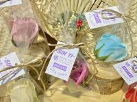 Lote de 20 Rosas de jabón perfumadas en bolsa de regalo con tarjeta de mensaje agradecimiento y lazo color champan - regalos para invitados de bodas comuniones bautizos aniversarios regalos originales - details 5