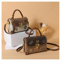 Bolso De Hombro Para Mujer Estilo Retro Con Decoración De Insignia De Oso Exquisito Bolso Cruzado De PU Suave Con Lining De Poliéster - details 10