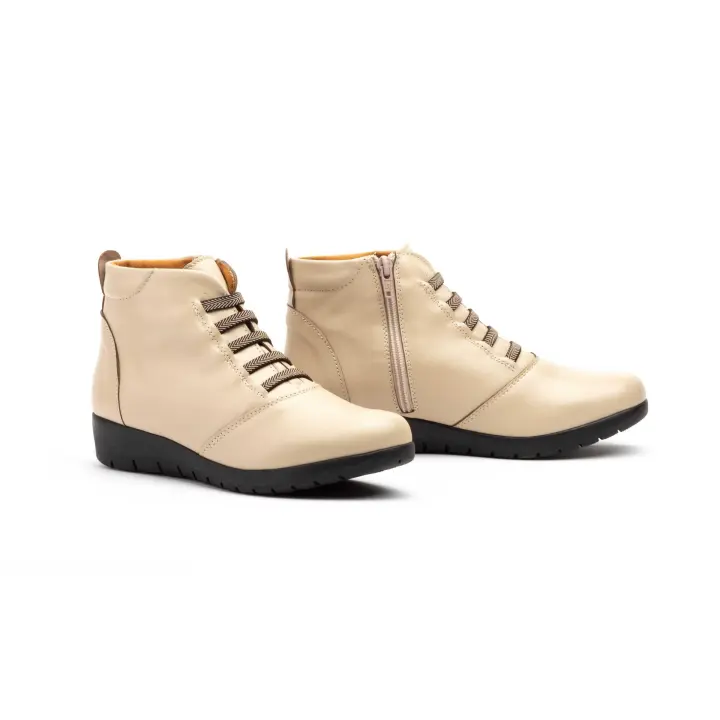 MºFX-9502 Beige  Hecho en España Botín Mujer Piel Beige Cordones Elásticos Cremallera Cuña Numeración: 35-41 Marca: JAM Encuentra el equilibrio perfecto entre sofisticación y confort con nuestros botines beige con cuña de 3 cm. Confeccionados - 1