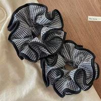 Cinta Para El Cabello Grande a Cuadros Negro Y Blanco Estilo Retro Y Dulce Con Flores En Pleated Oversized Banda Elástica Para Mujeres - details 3